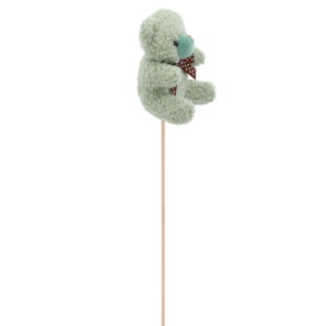 Profilowe ujęcie zielonego pluszowego misia na piku, prezentujące jego miękką fakturę oraz sposób mocowania zabawki do patyczka dekoracyjnego.