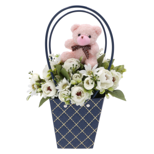 Jasnoróżowy miś na piku umieszczony w dekoracyjnym flower boxie z białymi kwiatami, gotowa kompozycja.
