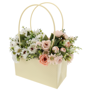 Kremowa prostokątna błyszcząca torebka kwiatowa z wypełnieniem z bukietu kwiatów. Produkt posiada efektowną strukturę i jest idealną bazą do kompozycji florystycznych na prezent.