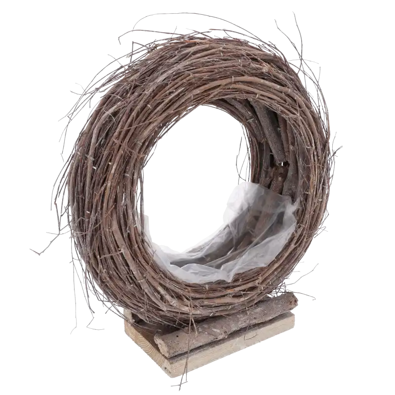 Widok z boku na okrągłą drewnianą osłonkę 25 cm. Naturalna dekoracja na prostokątnej podstawie, idealna do kompozycji.