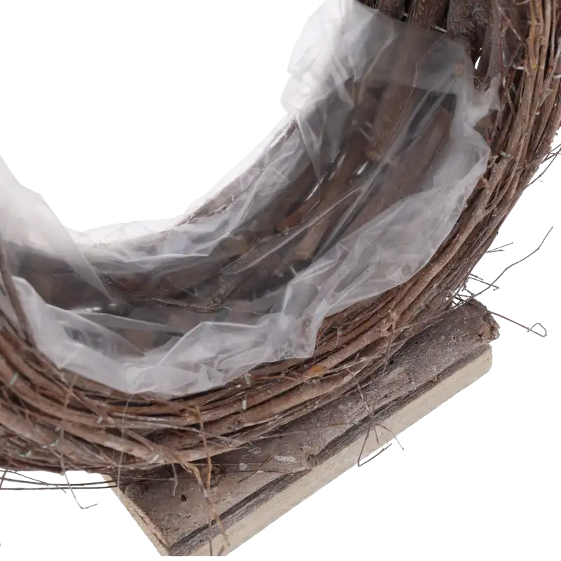 Zbliżenie na wnętrze drewnianej osłonki 25 cm. Widoczna przezroczysta folia ochronna ułatwiająca pielęgnację roślin.
