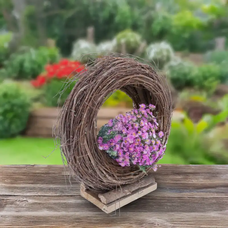 Dekoracyjna osłonka na kwiaty 25 cm w otoczeniu zieleni. Naturalna drewniana konstrukcja na stabilnej podstawie.