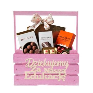 Drewniany napis przymocowany do frontu różowej skrzynki prezentowej wypełnionej słodyczami. Przykładowa aranżacja na Dzień Nauczyciela z użyciem dekoracji 16x9 cm.