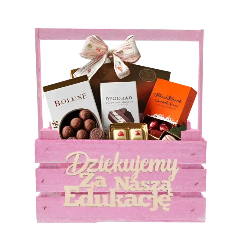 Drewniany napis przymocowany do frontu różowej skrzynki prezentowej wypełnionej słodyczami. Przykładowa aranżacja na Dzień Nauczyciela z użyciem dekoracji 16x9 cm.