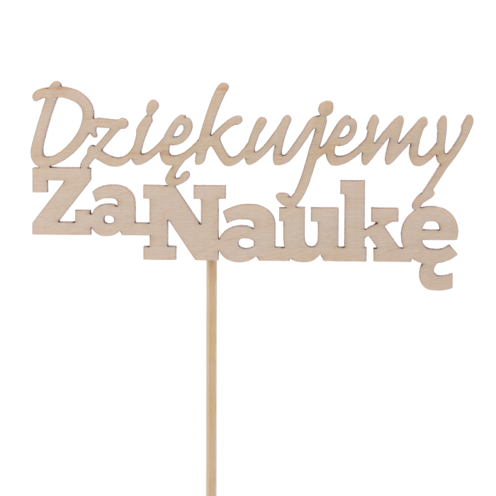 Zbliżenie na drewniany napis na piku Dziękujemy za naukę o długości 33 cm. Naturalne drewno i klasyczny krój czcionki to idealne toppery napisy do dekoracji prezentów.