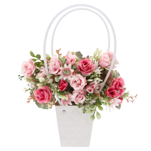 Biała torebka kwiatowa wypełniona różowymi kwiatami. Produkt o wysokości 32 cm stanowi elegancką propozycję na podziękowanie dla rodziców w formie kompozycji.