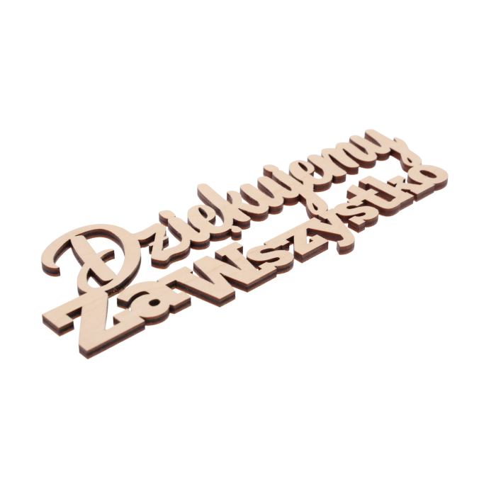 Dekoracyjny drewniany napis o wysokości 8 cm i szerokości 18 cm, ukazany w ujęciu z perspektywy, prezentujący strukturę materiału.