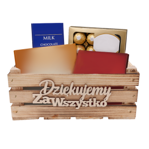 Napis Dziękujemy za wszystko przymocowany do frontu drewnianej skrzynki wypełnionej słodyczami, gotowy pomysł na upominek.