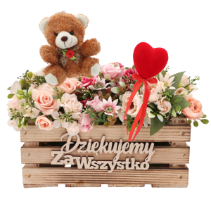 Personalizowana skrzynka z napisem Dziękujemy za wszystko, udekorowana sztucznymi kwiatami oraz pluszowym misiem z sercem.