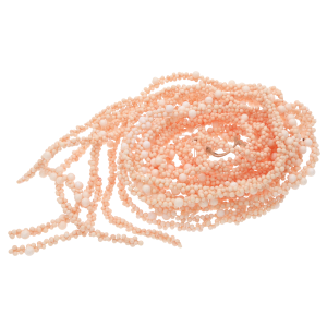 Zwoje łososiowych sznureczków styropianowych o organicznym wyglądzie. Prezentacja faktury lekkich kulek, które idealnie dopełniają klasyczne i nowoczesne aranżacje.