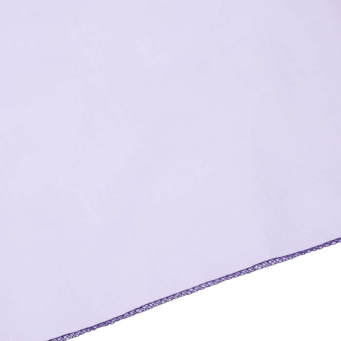 Zbliżenie na krawędź fioletowej organzy z ozdobnym obszyciem. Materiał jest giętki, lekki i łatwy do formowania w dekoracyjne kokardy lub draperie.