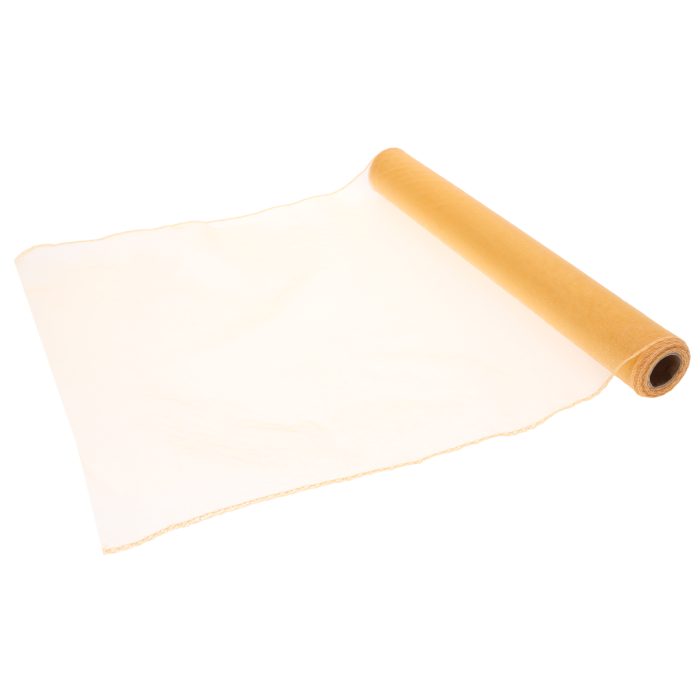 Rozwinięty kawałek pomarańczowej organzy na tle rolki. Materiał jest giętki i łatwy do formowania w kokardy lub draperie.
