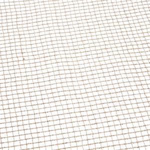 Detale geometrycznego splotu złotej siatki ozdobnej. Regularne oczka o wymiarach 8x8 mm tworzą ażurową tkaninę, która stanowi elegancki dodatek do wielu stylów dekoracyjnych.