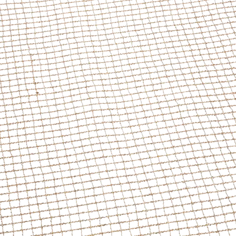 Detale geometrycznego splotu złotej siatki ozdobnej. Regularne oczka o wymiarach 8x8 mm tworzą ażurową tkaninę, która stanowi elegancki dodatek do wielu stylów dekoracyjnych.