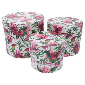 Komplet trzech okrągłych flower boxów z nadrukiem w kwiaty. Zestaw w rozmiarach S, M, L stanowi elegancką oprawę dla bukietów i prezentów, idealną jako podziękowanie dla rodziców.
