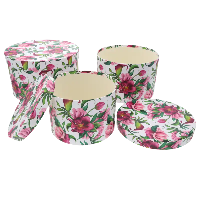 Zestaw trzech okrągłych flower boxów z nadrukiem w kwiaty. Pudełka prezentowane w komplecie, z jedną pokrywką obok, idealne do tworzenia dekoracji.