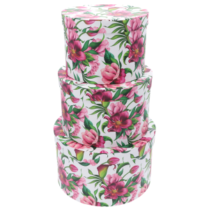 Trzy okrągłe flower boxy ułożone jeden na drugim w formie wieży. Pudełka z nadrukiem w kwiaty prezentują różne rozmiary z zestawu.