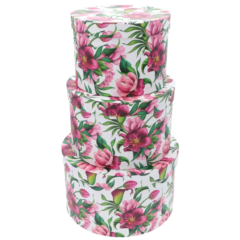 Trzy okrągłe flower boxy ułożone jeden na drugim w formie wieży. Pudełka z nadrukiem w kwiaty prezentują różne rozmiary z zestawu.