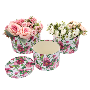 Flower boxy z nadrukiem w kwiaty wypełnione różnymi bukietami. Zestaw zawiera puste i pełne pudełka, ukazując możliwości dekoracyjne.