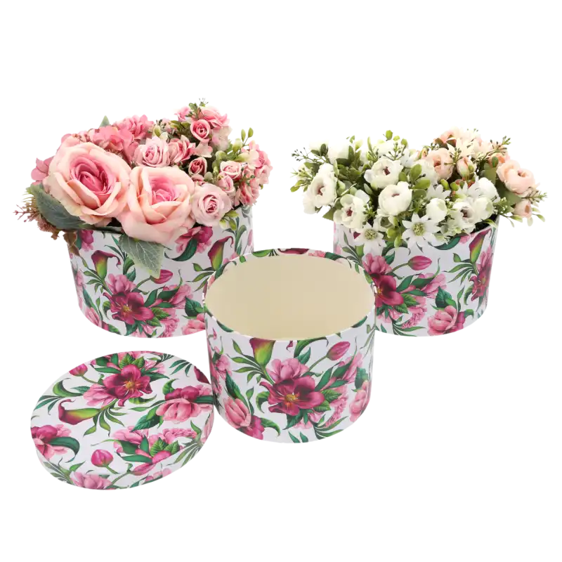 Flower boxy z nadrukiem w kwiaty wypełnione różnymi bukietami. Zestaw zawiera puste i pełne pudełka, ukazując możliwości dekoracyjne.