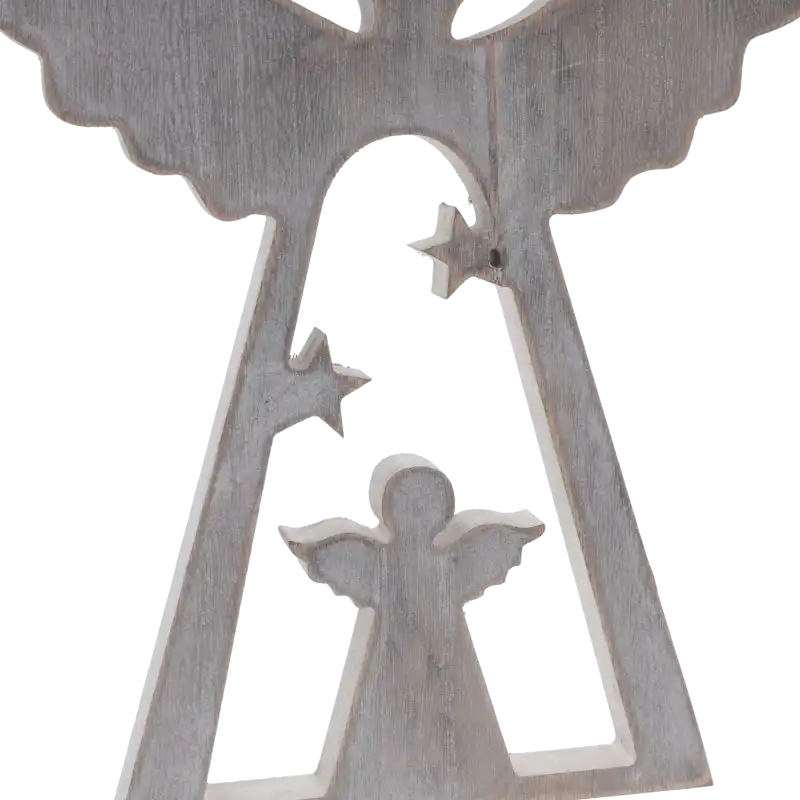 Zbliżenie na ażurowy detal drewnianej figurki anioła w odcieniach szarości. Widoczne precyzyjne wycięcia w kształcie gwiazdek i sylwetki.
