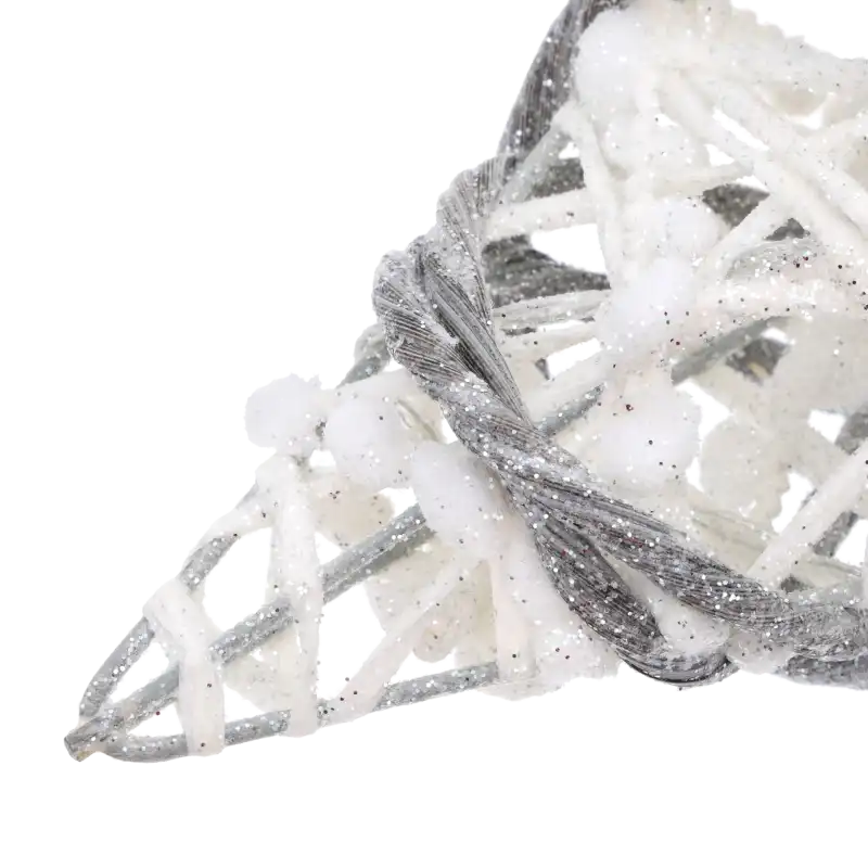 Zbliżenie na fragment gwiazdy LED, ukazujące biało-szary splot materiału ozdobionego delikatnym połyskującym brokatem.