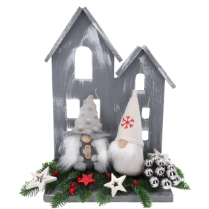 Świąteczna kompozycja z wykorzystaniem drewnianej statuetki 2 domki, figurkami krasnali, gałązkami i ozdobnymi gwiazdkami.