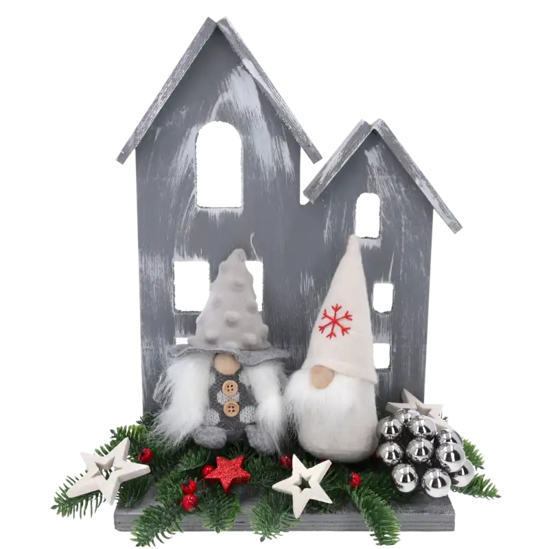 Świąteczna kompozycja z wykorzystaniem drewnianej statuetki 2 domki, figurkami krasnali, gałązkami i ozdobnymi gwiazdkami.