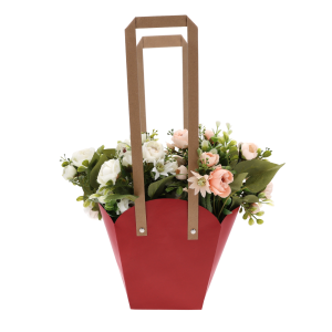 Czerwona torebka na kwiaty 46 cm wypełniona bukietem, prezentowana na czystym, białym tle.