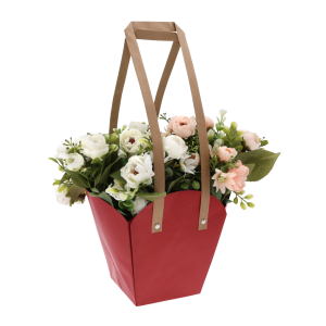 Czerwona torebka papierowa na kwiaty 46 cm wypełniona kompozycją kwiatową, widok od frontu.