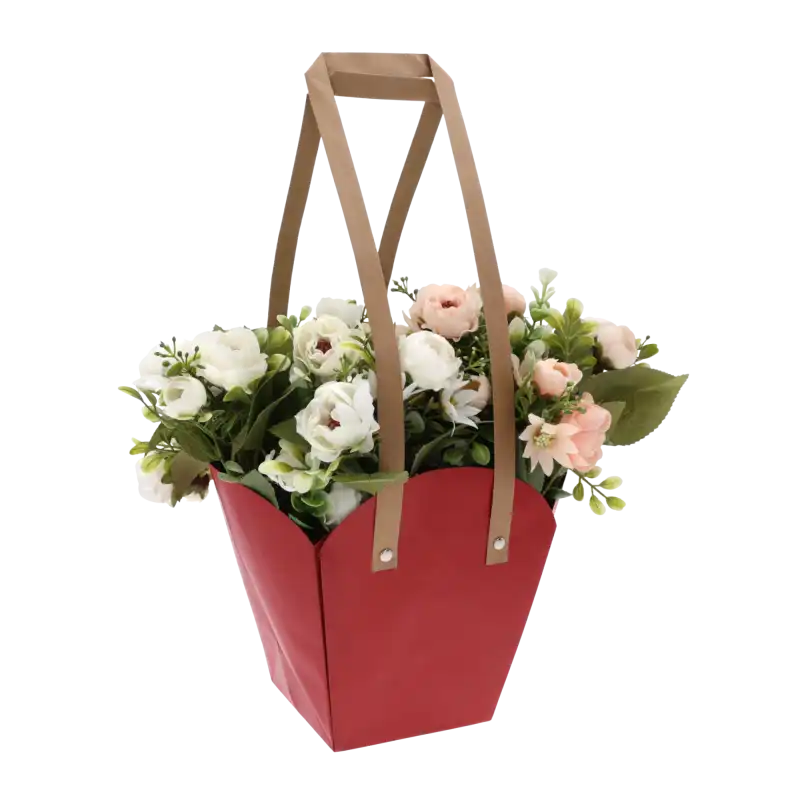 Czerwona torebka papierowa na kwiaty 46 cm wypełniona kompozycją kwiatową, widok od frontu.