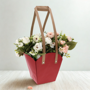 Czerwona torebka papierowa na kwiaty 46 cm z bukietem. Posiada wewnętrzną powłokę ochronną i uchwyty w naturalnym kolorze.