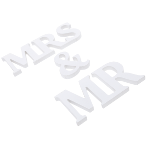 Biały napis Mr &amp; Mrs widziany z góry pod skosem, prezentujący grubość poszczególnych elementów.