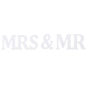 Zbliżenie na biały napis Mr &amp; Mrs, podkreślające wykończenie i kształt czcionki.