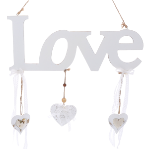 Zbliżenie na biały napis Love z trzema zawieszonymi sercami ozdobionymi koronkowymi wstążkami i drobnymi detalami.
