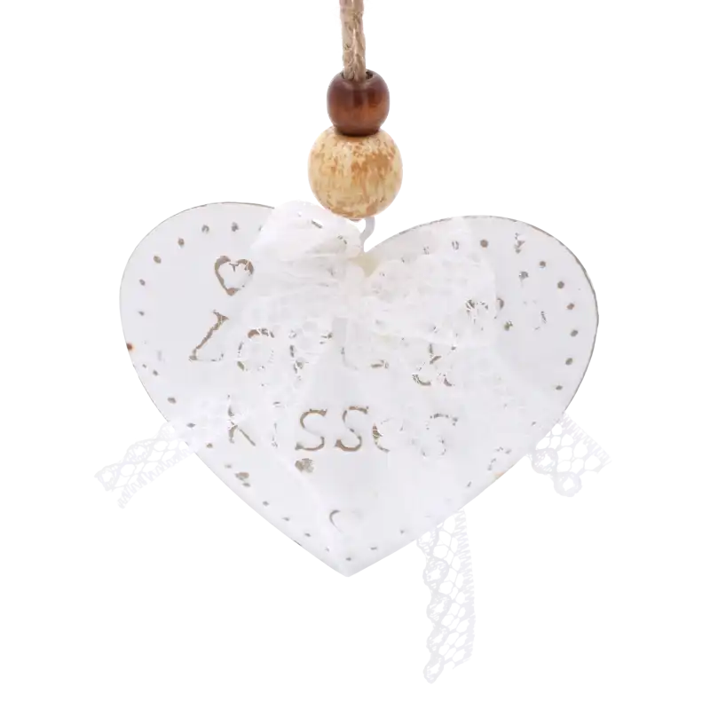 Zbliżenie na centralne białe serce z napisem Love &amp; Kisses, zawieszone na naturalnym sznurku z drewnianymi koralikami.