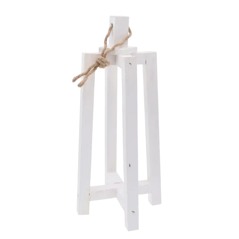 Pusty biały lampion wykonany z drewna, z charakterystycznym uchwytem z jutowego sznura zawiązanym na górnym elemencie konstrukcji.