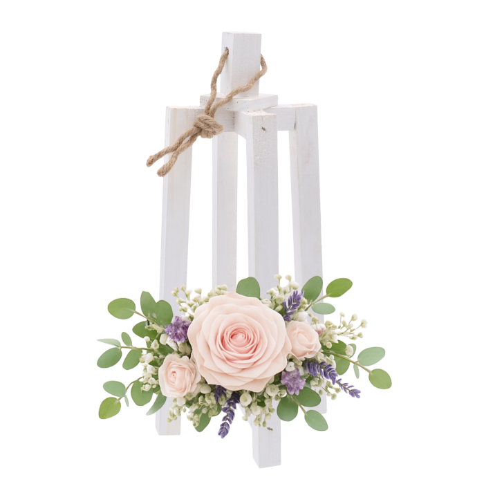 Biały drewniany lampion o wysokości 35 cm, ozdobiony jutowym sznurem i bogatą kompozycją kwiatową z różami, stanowiący elegancki świecznik dekoracyjny.
