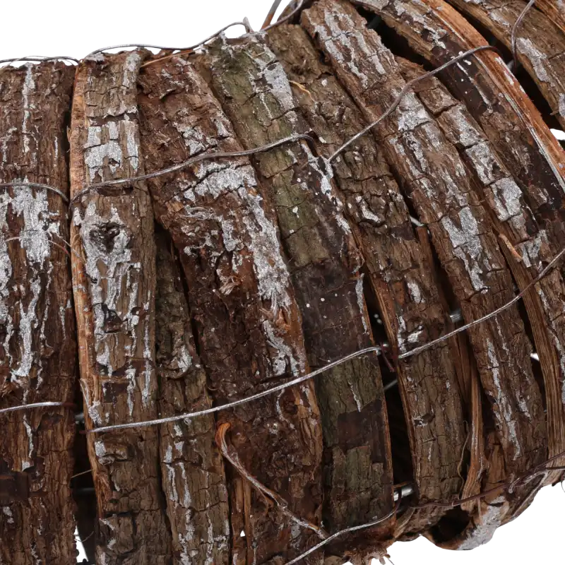 Tekstura posrebrzanej kory na wianku. Detal ukazujący naturalny charakter materiału oraz metalowe łączenia konstrukcji.