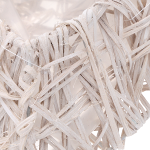 Fragment plecionki rattanowej w odcieniu bieli, ukazujący strukturę naturalnego materiału w dużym przybliżeniu.