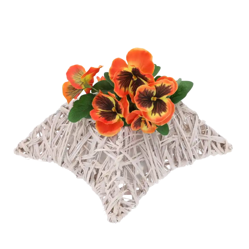 Bielona osłonka rattanowa 23 cm wypełniona pomarańczowymi kwiatami. Dekoracyjny dodatek do wnętrz w stylu boho.