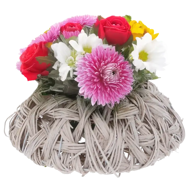 Bielona osłonka rattanowa 22 cm wypełniona kolorową kompozycją z róż, goździków i chryzantem. Naturalna dekoracja roślinna do wnętrz w stylu skandynawskim.