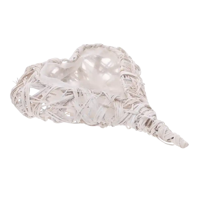 Osłonka rattanowa serce 27 cm w ujęciu z profilu. Naturalny materiał w odcieniach bieli pasujący do stylu eko.