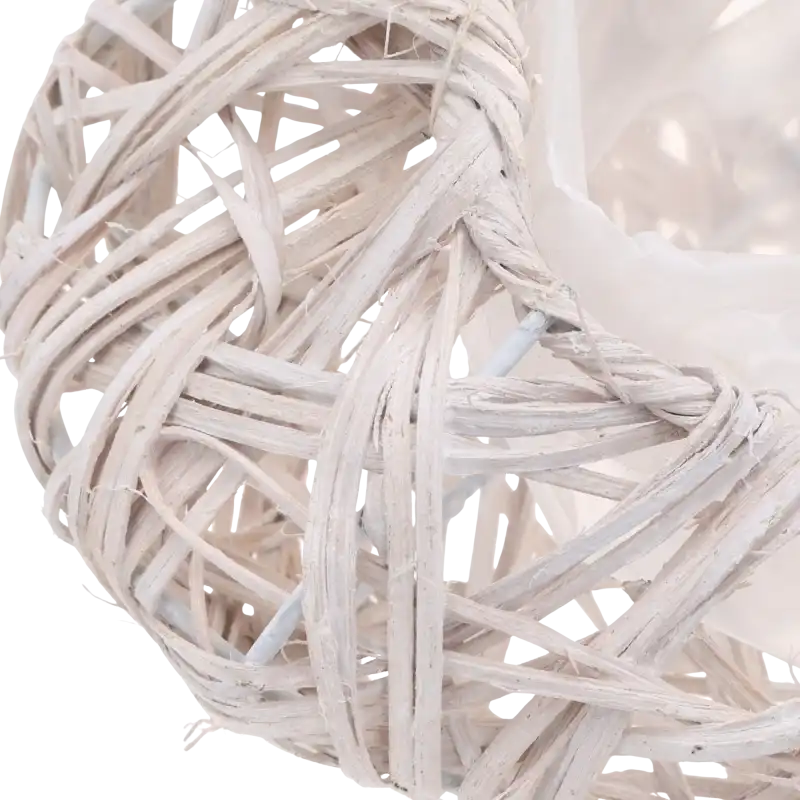 Fragment splotu osłonki rattanowej w kolorze białym. Detal ukazujący naturalną fakturę materiału.