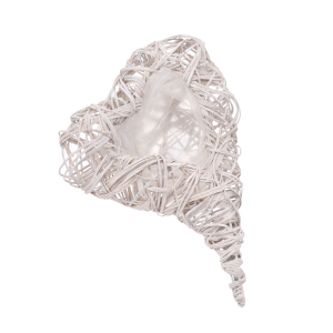 Osłonka rattanowa serce 24 cm ukazana pod kątem. Widoczny splot naturalnego, delikatnie bielonego rattanu i wnętrze z folią.