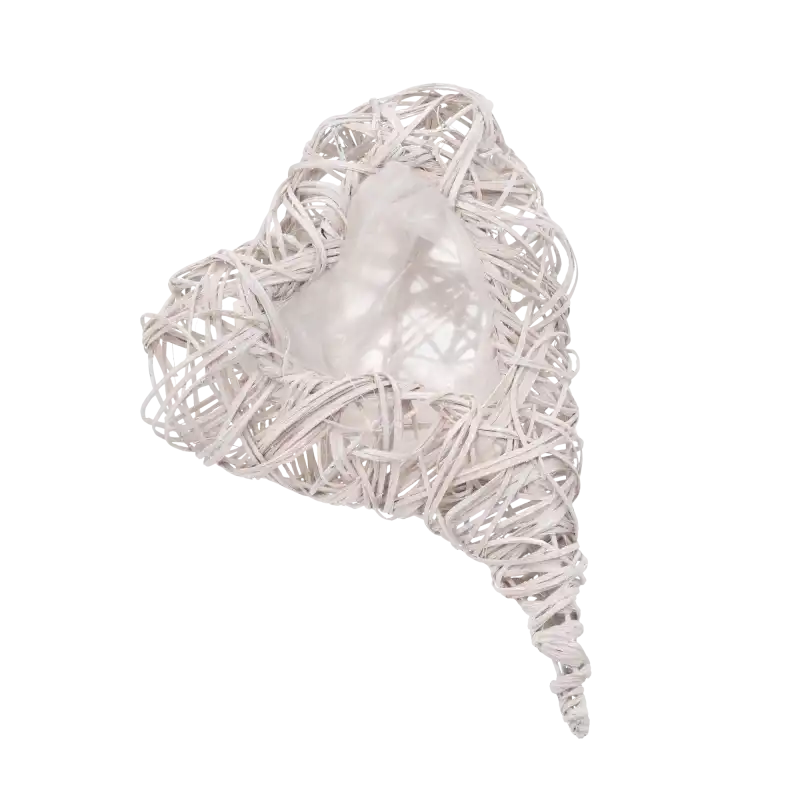 Osłonka rattanowa serce 24 cm ukazana pod kątem. Widoczny splot naturalnego, delikatnie bielonego rattanu i wnętrze z folią.