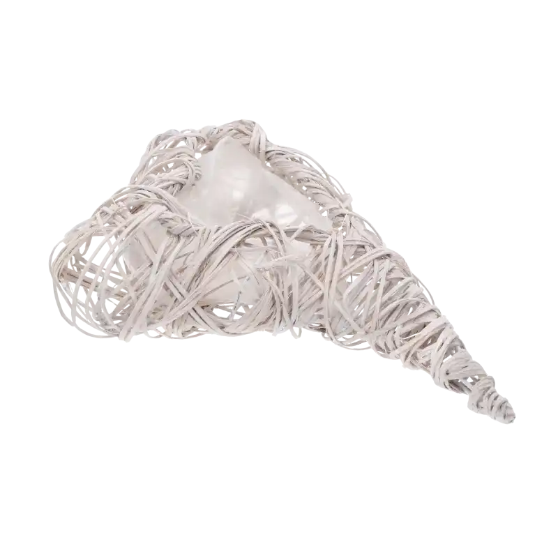Osłonka rattanowa serce 24 cm ułożona w pozycji horyzontalnej. Wyraźny zarys kształtu serca oraz folia zabezpieczająca wnętrze.