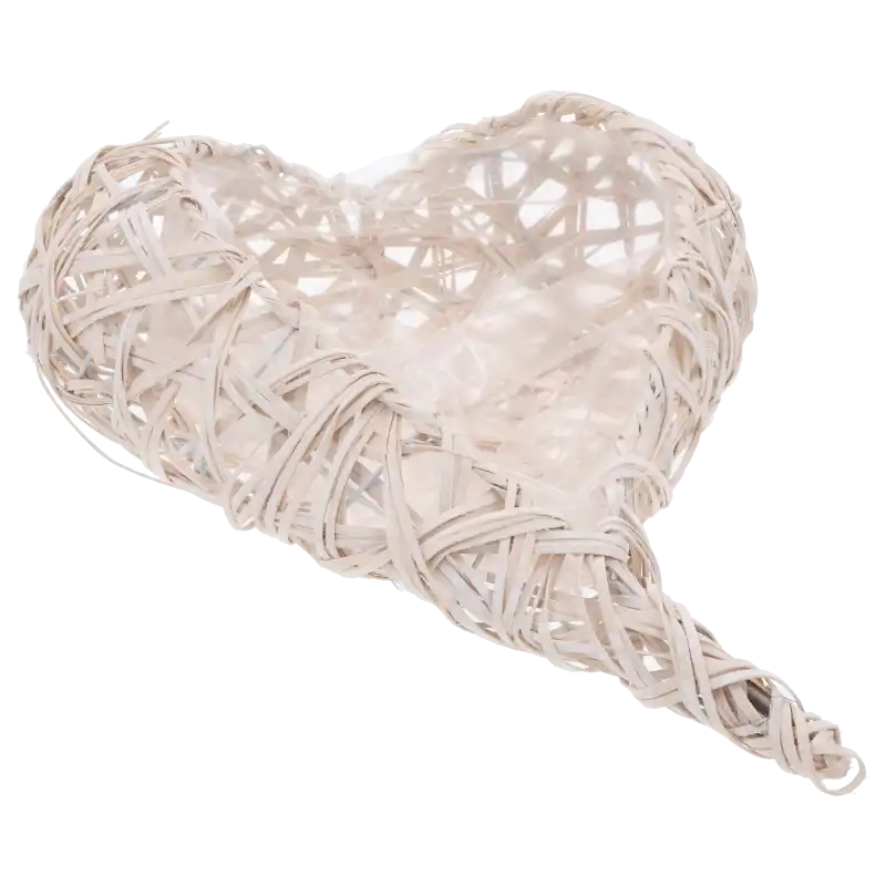Pusta osłonka rattanowa serce 42 cm, ujęta pod lekkim skosem, prezentująca strukturę i wykończenie materiału.