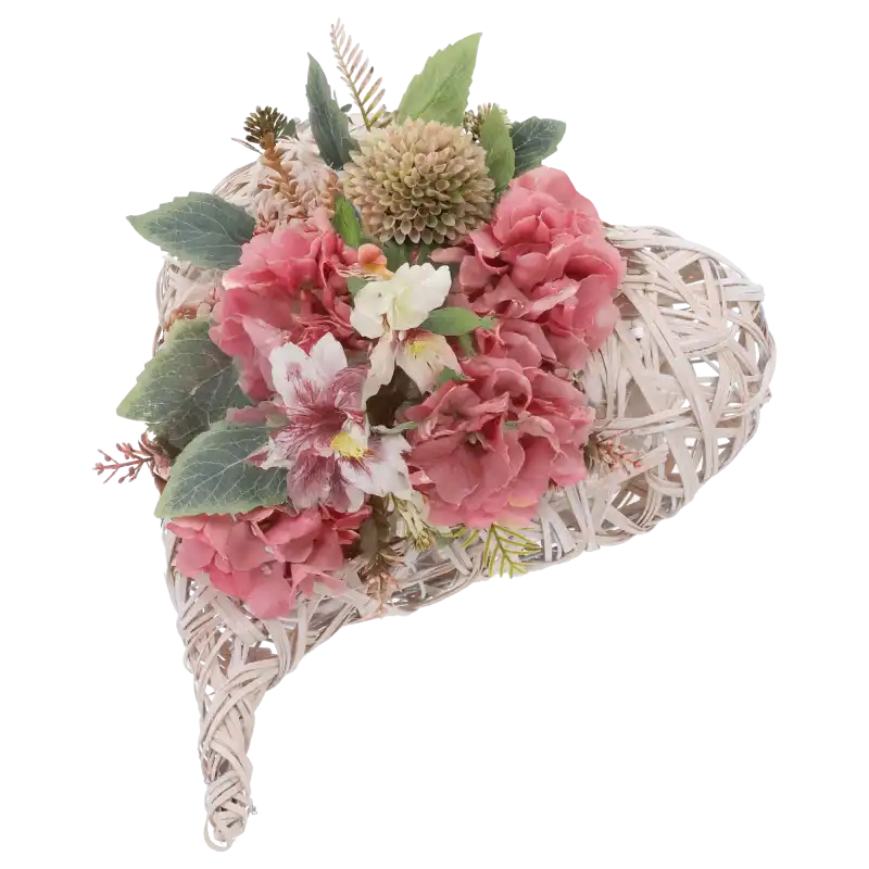 Osłonka rattanowa serce 42 cm w kolorze bielonym, wypełniona ozdobną kompozycją z kwiatów, podkreślająca naturalny styl.