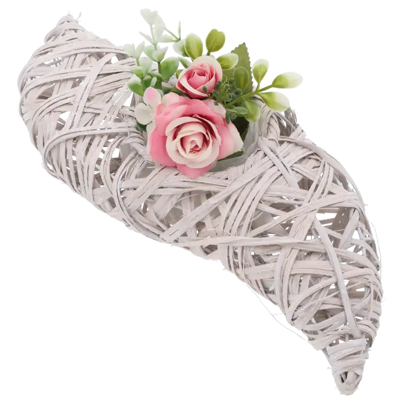 Bielona osłonka rattanowa w kształcie fali o długości 36 cm z dekoracyjną kompozycją kwiatową wewnątrz. Naturalna ozdoba wnętrz.
